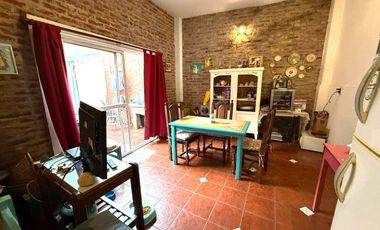 CASA 3 AMB. C/PILETA, QUINCHO, PATIO Y COCHERA