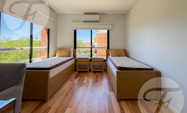 Exclusivo Dúplex en Solar de San Isidro – 5 Ambientes, Jacuzzi, Parrilla y 2 Cocheras