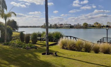 Lote a la laguna de 816 m2