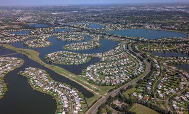 Lote a la laguna de 816 m2