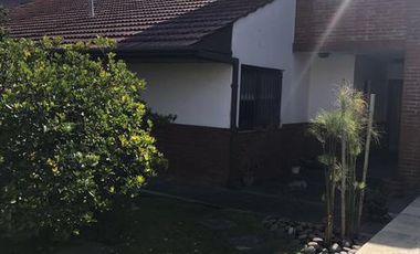 CHALET EN EXCELENTE ZONA DE LOMAS DE ZAMORA OESTE SOBRE LOTE DE 22,80 mts de FRENTE por 30,31 mts de FONDO.-