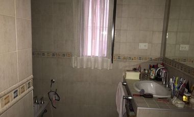 CHALET EN EXCELENTE ZONA DE LOMAS DE ZAMORA OESTE SOBRE LOTE DE 22,80 mts de FRENTE por 30,31 mts de FONDO.-