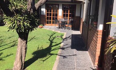 CHALET EN EXCELENTE ZONA DE LOMAS DE ZAMORA OESTE SOBRE LOTE DE 22,80 mts de FRENTE por 30,31 mts de FONDO.-