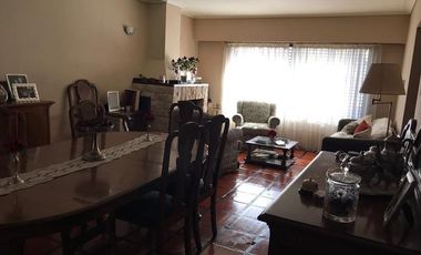 CHALET EN EXCELENTE ZONA DE LOMAS DE ZAMORA OESTE SOBRE LOTE DE 22,80 mts de FRENTE por 30,31 mts de FONDO.-