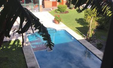 CHALET EN EXCELENTE ZONA DE LOMAS DE ZAMORA OESTE SOBRE LOTE DE 22,80 mts de FRENTE por 30,31 mts de FONDO.-