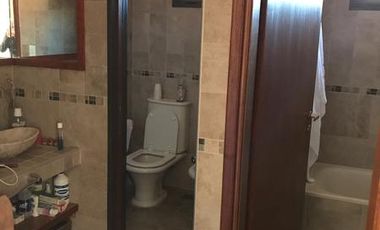 CHALET EN EXCELENTE ZONA DE LOMAS DE ZAMORA OESTE SOBRE LOTE DE 22,80 mts de FRENTE por 30,31 mts de FONDO.-