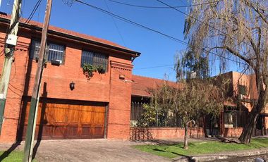 CHALET EN EXCELENTE ZONA DE LOMAS DE ZAMORA OESTE SOBRE LOTE DE 22,80 mts de FRENTE por 30,31 mts de FONDO.-