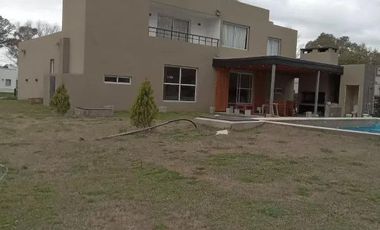 Casa en venta - 3 Dormitorios 3 Baños - Cochera - 2.940Mts2 - Marcos Paz