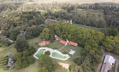 Casa en venta - 3 Dormitorios 3 Baños - Cochera - 2.940Mts2 - Marcos Paz