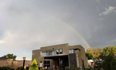 Casa en venta - 3 Dormitorios 3 Baños - Cochera - 2.940Mts2 - Marcos Paz