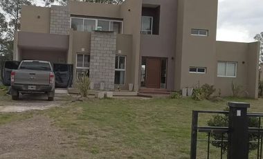 Casa en venta - 3 Dormitorios 3 Baños - Cochera - 2.940Mts2 - Marcos Paz