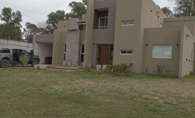 Casa en venta - 3 Dormitorios 3 Baños - Cochera - 2.940Mts2 - Marcos Paz