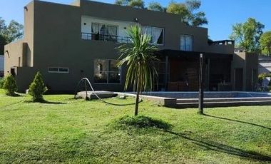 Casa en venta - 3 Dormitorios 3 Baños - Cochera - 2.940Mts2 - Marcos Paz