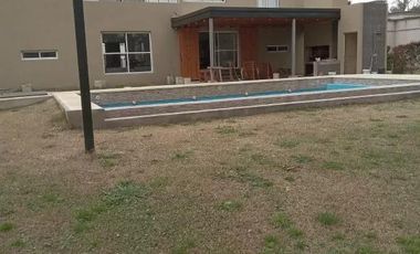 Casa en venta - 3 Dormitorios 3 Baños - Cochera - 2.940Mts2 - Marcos Paz
