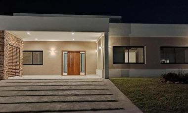 Casa en venta - 3 Dormitorios 4 Baños - 800Mts2 - San Vicente