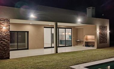 Casa en venta - 3 Dormitorios 4 Baños - 800Mts2 - San Vicente