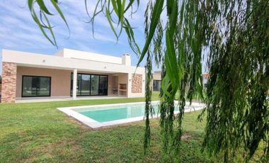 Casa en venta - 3 Dormitorios 4 Baños - 800Mts2 - San Vicente