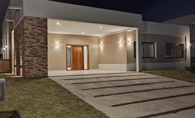 Casa en venta - 3 Dormitorios 4 Baños - 800Mts2 - San Vicente