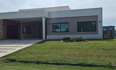 Casa en venta - 3 Dormitorios 4 Baños - 800Mts2 - San Vicente