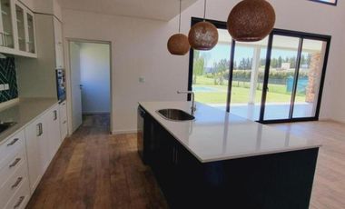 Casa en venta - 3 Dormitorios 4 Baños - 800Mts2 - San Vicente