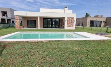 Casa en venta - 3 Dormitorios 4 Baños - 800Mts2 - San Vicente
