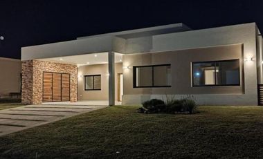 Casa en venta - 3 Dormitorios 4 Baños - 800Mts2 - San Vicente