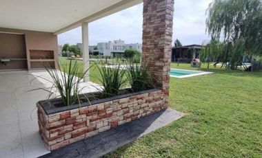 Casa en venta - 3 Dormitorios 4 Baños - 800Mts2 - San Vicente