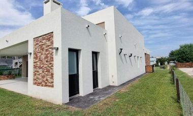 Casa en venta - 3 Dormitorios 4 Baños - 800Mts2 - San Vicente