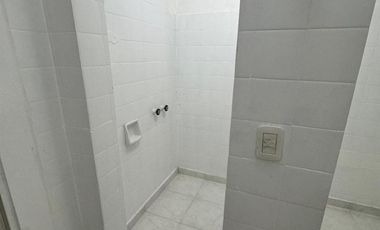 Galpón en alquiler - 2 Oficinas 3 Baños - 1.000Mts2 - Avellaneda