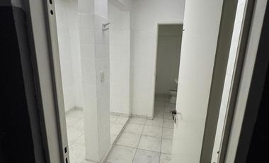 Galpón en alquiler - 2 Oficinas 3 Baños - 1.000Mts2 - Avellaneda