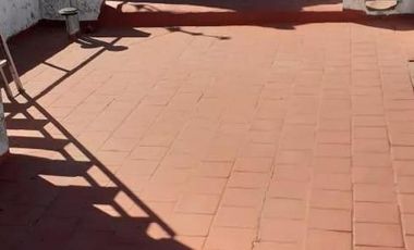 Casa en venta - 3 Dormitorios 2 Baños - Cochera - 223Mts2 - Quilmes