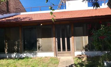 Casa en venta - 3 Dormitorios 2 Baños - Cochera - 223Mts2 - Quilmes