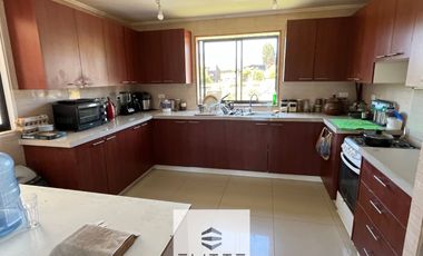 Casa en venta c/ estacionamiento en Mantagua 200/1800 m2