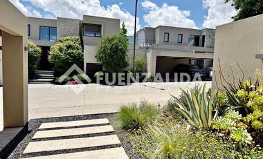 Casa en Arriendo en Av La dehesa