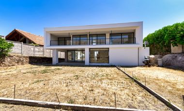 Piedra Roja, Iluminada y moderna casa