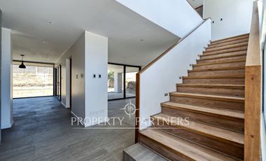 Piedra Roja, Iluminada y moderna casa