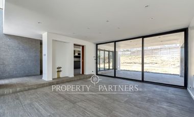 Piedra Roja, Iluminada y moderna casa