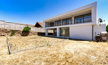 Piedra Roja, Iluminada y moderna casa