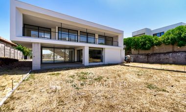Piedra Roja, Iluminada y moderna casa