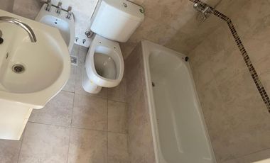 Departamento en venta - 2 Dormitorios 2 Baños - 75Mts2 - Adrogué