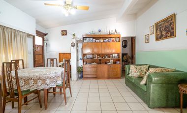 Casa estilo chalet con amplio lote  en Hurlingham