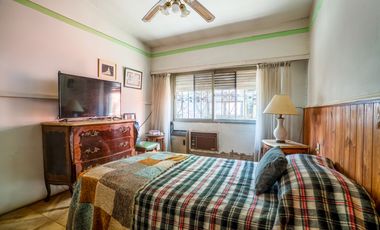 Casa estilo chalet con amplio lote  en Hurlingham