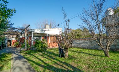 Casa estilo chalet con amplio lote  en Hurlingham