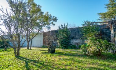 Casa estilo chalet con amplio lote  en Hurlingham