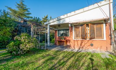 Casa estilo chalet con amplio lote  en Hurlingham