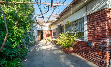 Casa estilo chalet con amplio lote  en Hurlingham