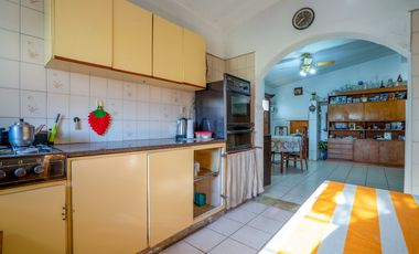 Casa estilo chalet con amplio lote  en Hurlingham