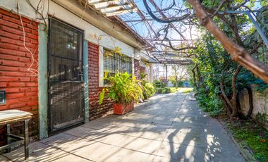 Casa estilo chalet con amplio lote  en Hurlingham