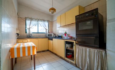 Casa estilo chalet con amplio lote  en Hurlingham