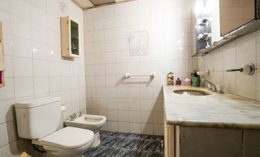 Casa estilo chalet con amplio lote  en Hurlingham